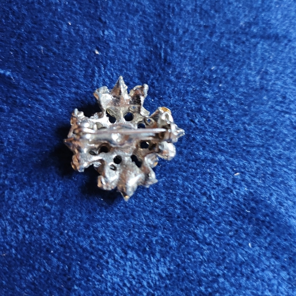 Vintage Clear Rhinestone Cluster Brooch Silver Tone Starburst Snowflake Pin - Picture 2 of 3